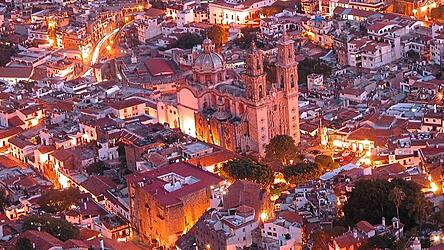 Taxco de Alarcón, kurz Taxco. Die Kirche Santa Prisca zählt zu den schönsten Kirchen Lateinamerikas. Taxco de Alarcón, kurz Taxco. Die Kirche Santa Prisca zählt zu den schönsten Kirchen Lateinamerikas.