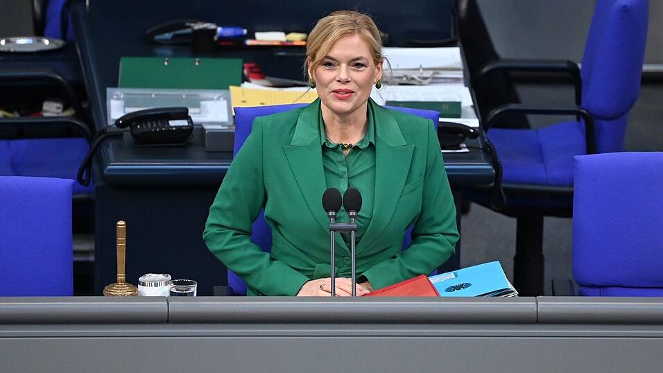 Bundestagspr&auml;sidentin Julia Kl&ouml;ckner fordert strengere Voraussetzungen f&uuml;r eine Besch&auml;ftigung durch Abgeordnete und eine bessere Drohnenabwehr. (Archivbild)