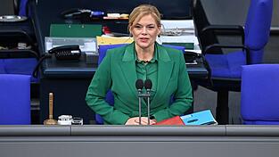Bundestagspr&auml;sidentin Julia Kl&ouml;ckner fordert strengere Voraussetzungen f&uuml;r eine Besch&auml;ftigung durch Abgeordnete und eine bessere Drohnenabwehr. (Archivbild)