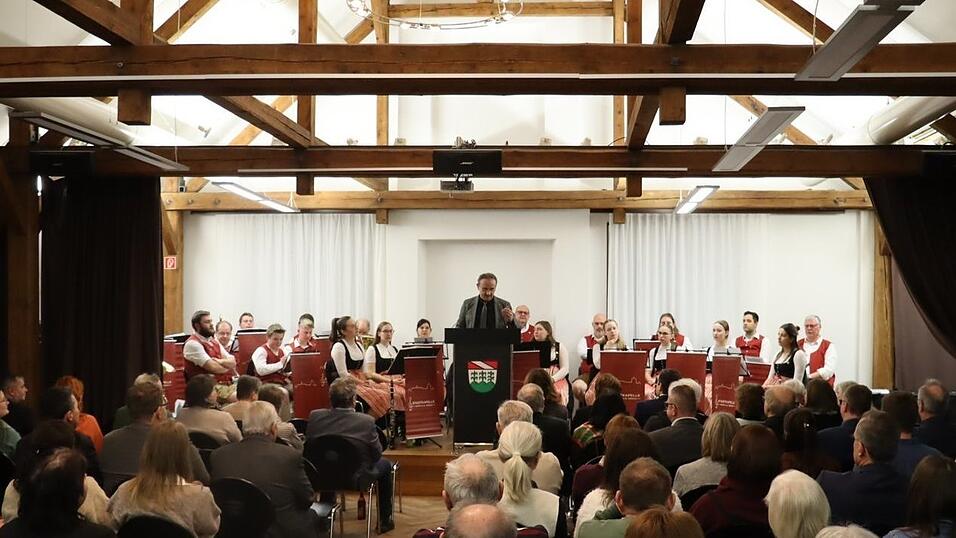 Die Stadtkapelle umrahmte den Neujahrsempfang musikalisch. F&uuml;r B&uuml;rgermeister Josef Sch&uuml;tz (Mitte) leistet sie &bdquo;einen enormen Beitrag&ldquo; zum Kulturgut.