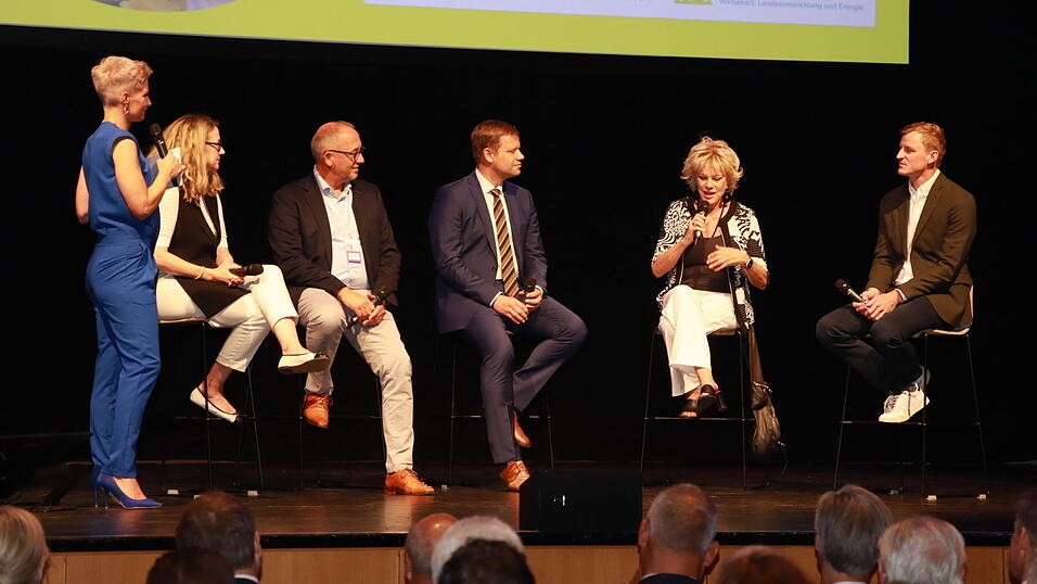 Moderatorin Christiane Allinger (v.l.) wollte wissen, was sie mit Niederbayern verbinden: Sibylle Entwistle (Bürgermeisterin von Vilsbiburg), Michael Braun (Geschäftsführender Vorstand des Tourismusverbands Ostbayern), Bezirkstagspräsident Olaf Heinrich und die beiden Niederbayern-Botschafter Lisa Fitz (Kabarettistin) und Severin Freund (Skisprung-Weltmeister). Moderatorin Christiane Allinger (v.l.) wollte wissen, was sie mit Niederbayern verbinden: Sibylle Entwistle (Bürgermeisterin von Vilsbiburg), Michael Braun (Geschäftsführender Vorstand des Tourismusverbands Ostbayern), Bezirkstagspräsident Olaf Heinrich und die beiden Niederbayern-Botschafter Lisa Fitz (Kabarettistin) und Severin Freund (Skisprung-Weltmeister).