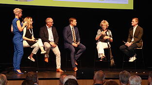 Moderatorin Christiane Allinger (v.l.) wollte wissen, was sie mit Niederbayern verbinden: Sibylle Entwistle (Bürgermeisterin von Vilsbiburg), Michael Braun (Geschäftsführender Vorstand des Tourismusverbands Ostbayern), Bezirkstagspräsident Olaf Heinrich und die beiden Niederbayern-Botschafter Lisa Fitz (Kabarettistin) und Severin Freund (Skisprung-Weltmeister). Moderatorin Christiane Allinger (v.l.) wollte wissen, was sie mit Niederbayern verbinden: Sibylle Entwistle (Bürgermeisterin von Vilsbiburg), Michael Braun (Geschäftsführender Vorstand des Tourismusverbands Ostbayern), Bezirkstagspräsident Olaf Heinrich und die beiden Niederbayern-Botschafter Lisa Fitz (Kabarettistin) und Severin Freund (Skisprung-Weltmeister).