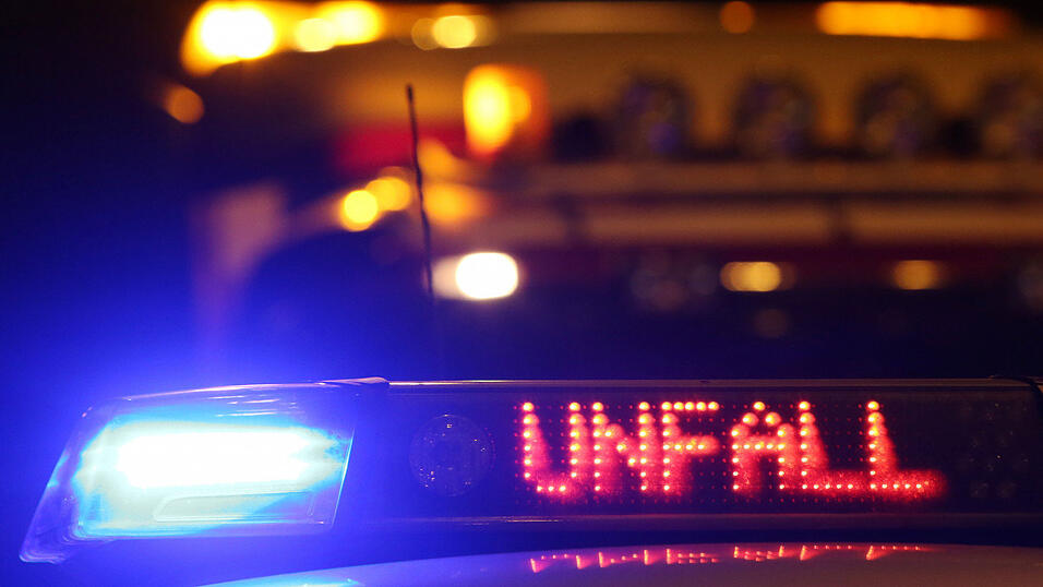 Eine riskante Überholaktion endet in einer gefährlichen Kollision. (Symbolbild) Eine riskante Überholaktion endet in einer gefährlichen Kollision. (Symbolbild)