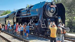 Eine Schnellzug-Dampflokomotive aus der Nachkriegszeit - Symbol einer Schl&uuml;sseltechnologie, die erst durch staatliche Planung und Standards zur Infrastruktur wurde.