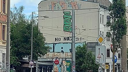 Der Schriftzug &bdquo;No Nazis&ldquo; prangt an einer Hauswand im Leipziger Stadtteil Connewitz.