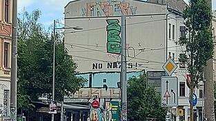 Der Schriftzug &bdquo;No Nazis&ldquo; prangt an einer Hauswand im Leipziger Stadtteil Connewitz.