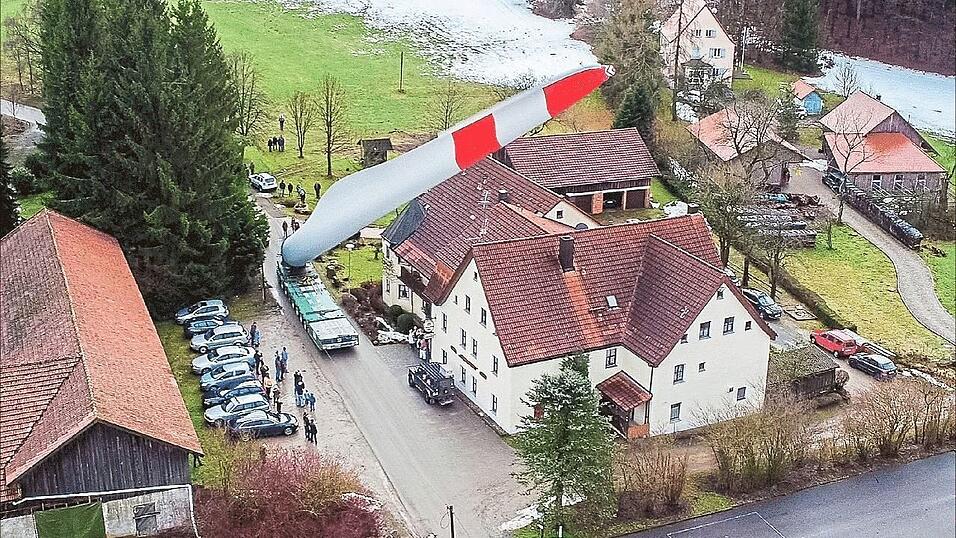 Die Anlieferung der zuletzt bei Schiederhof errichteten Windkraftanlage. Die Anlieferung der zuletzt bei Schiederhof errichteten Windkraftanlage.
