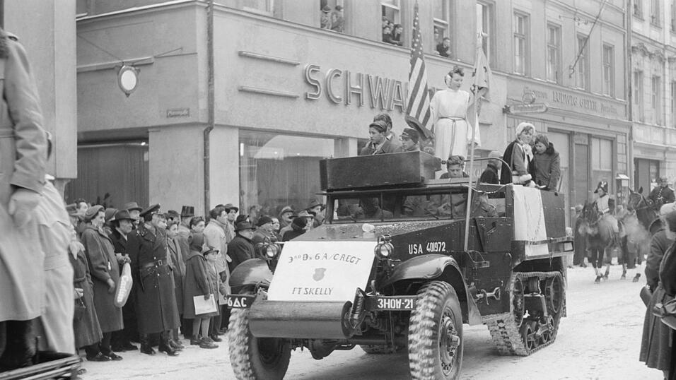 Faschingszug in Regensburg Ende der 50er-Jahre Faschingszug in Regensburg Ende der 50er-Jahre