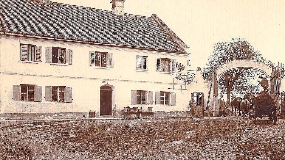 1912 geh&ouml;rte der Gutshof Josef und Maria Brunner, der Torbogen ist heute noch vorhanden.