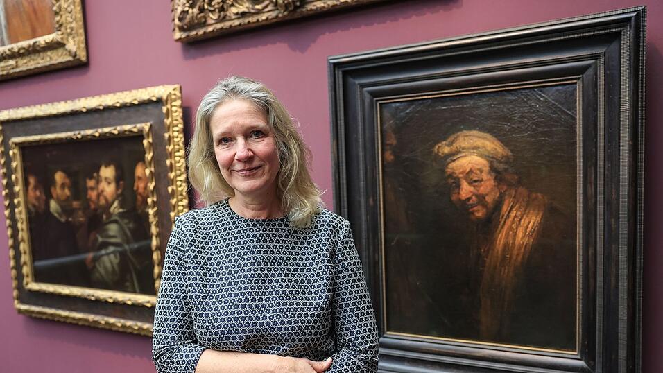 Anja Sevcik steht zwischen einem Selbstbildnis von Peter Paul Rubens unter Freunden (links) und einem Selbstbildnis von Rembrandt (rechts). Anja Sevcik steht zwischen einem Selbstbildnis von Peter Paul Rubens unter Freunden (links) und einem Selbstbildnis von Rembrandt (rechts).