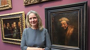 Anja Sevcik steht zwischen einem Selbstbildnis von Peter Paul Rubens unter Freunden (links) und einem Selbstbildnis von Rembrandt (rechts). Anja Sevcik steht zwischen einem Selbstbildnis von Peter Paul Rubens unter Freunden (links) und einem Selbstbildnis von Rembrandt (rechts).