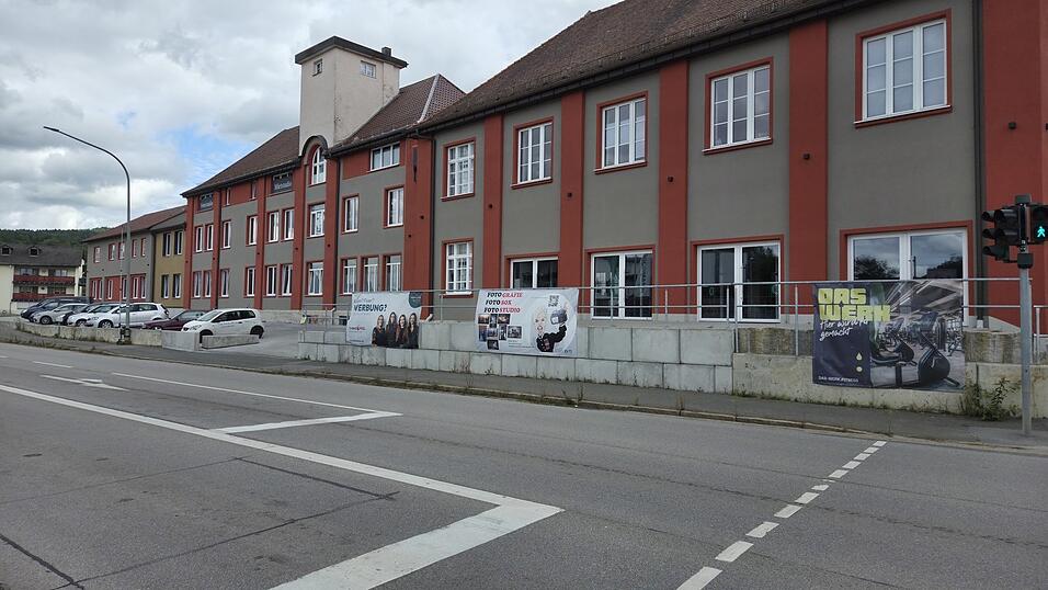 Eine sechs Meter hohe Werbetafel soll vor dem Fitnessstudio &bdquo;Das Werk&ldquo; entstehen. Damit der Verkehr nicht behindert wird, ist keine Beleuchtung vorgesehen.