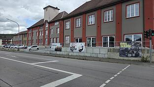 Eine sechs Meter hohe Werbetafel soll vor dem Fitnessstudio „Das Werk“ entstehen. Damit der Verkehr nicht behindert wird, ist keine Beleuchtung vorgesehen.