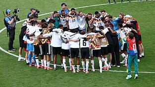 Das DFB-Team feiert den Erfolg in Toronto. Das DFB-Team feiert den Erfolg in Toronto.
