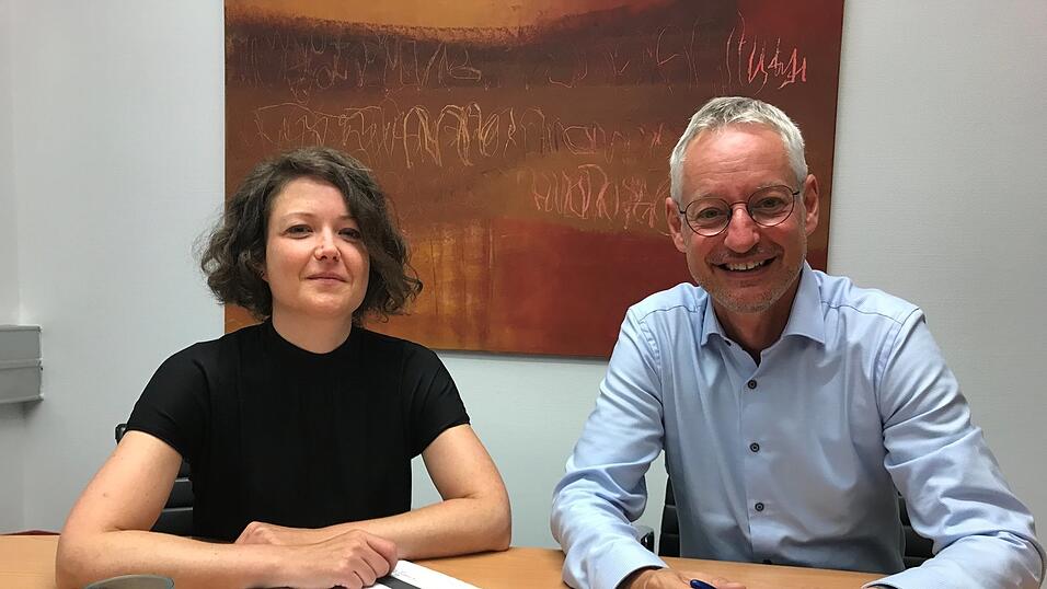 Die Sprecherin der ADFC-Ortsgruppe, Dr. Vanessa Roden, bei der Analyse des Fahrradklima-Tests zusammen mit Oberbürgermeister Markus Pannermayr. Die Sprecherin der ADFC-Ortsgruppe, Dr. Vanessa Roden, bei der Analyse des Fahrradklima-Tests zusammen mit Oberbürgermeister Markus Pannermayr.