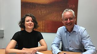 Die Sprecherin der ADFC-Ortsgruppe, Dr. Vanessa Roden, bei der Analyse des Fahrradklima-Tests zusammen mit Oberbürgermeister Markus Pannermayr.
