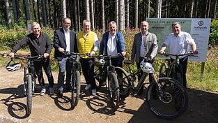 Gemeinsam versuchten sich einige Freiwillige unter den Ehrengästen gleich auf geliehenen Mountainbikes an den frisch geweihten Trails - Hubert Aiwanger (2. v. r.) ebenfalls ganz vorn mit dabei, zusammen mit Werner Rankl, Martin Behringer, Helmut Plenk, Walter Nirschl und Christian Bernreiter (v. l.).