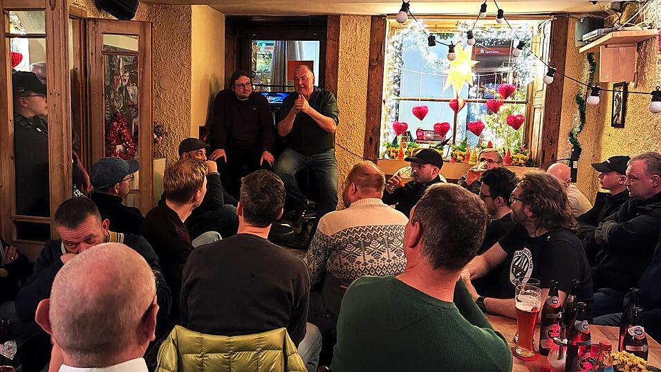 Volles Haus im &bdquo;Steiningers&ldquo;. Das Interesse am Gespr&auml;ch zwischen Johannes Spielbauer (vorne links) und Erhard Grundl (rechts) war, auch parteien&uuml;bergreifend, gro&szlig;.