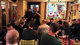 Volles Haus im &bdquo;Steiningers&ldquo;. Das Interesse am Gespr&auml;ch zwischen Johannes Spielbauer (vorne links) und Erhard Grundl (rechts) war, auch parteien&uuml;bergreifend, gro&szlig;.