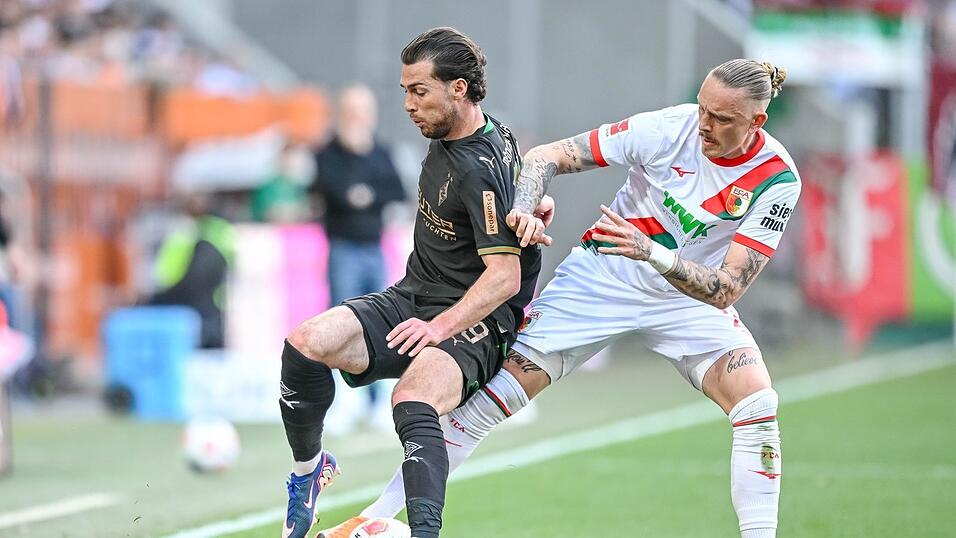 Augsburg Marius Wolf (r) nimmt dem Gladbacher Joe Scally den Ball ab. Augsburg Marius Wolf (r) nimmt dem Gladbacher Joe Scally den Ball ab.