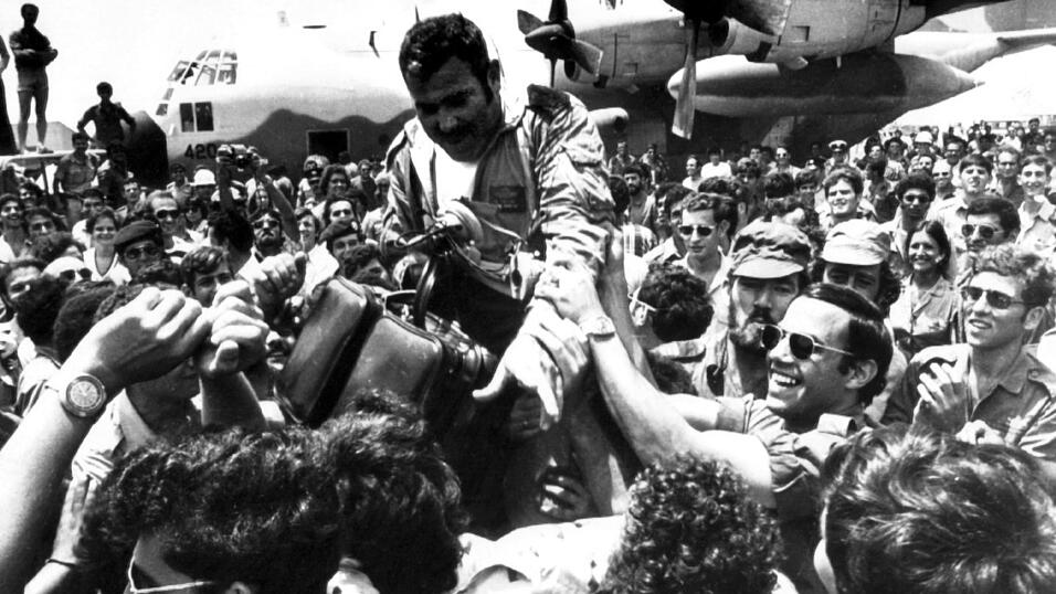 Ein an der damaligen Befreiungsaktion beteiligter Pilot wurde nach der R&uuml;ckkehr auf dem Flughafen Ben Gurion gefeiert. (Archivbild)