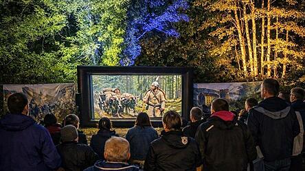 Gespannt betrachten die Zuschauer die Szenen auf der Leinwand. Gespannt betrachten die Zuschauer die Szenen auf der Leinwand.