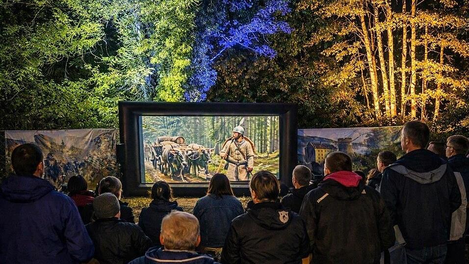 Gespannt betrachten die Zuschauer die Szenen auf der Leinwand. Gespannt betrachten die Zuschauer die Szenen auf der Leinwand.