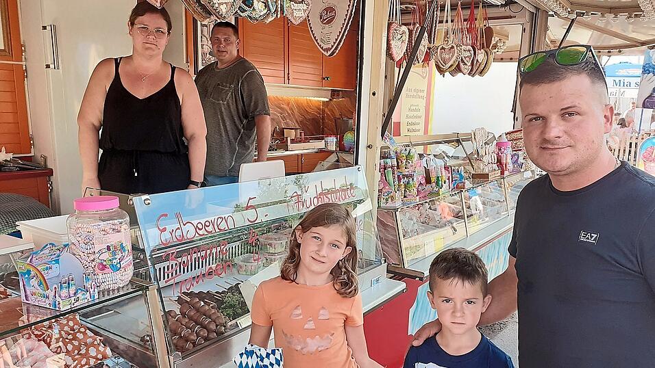 S&uuml;&szlig;igkeiten kredenzen Kerstin und Sascha aus Eichendorf den Feinschmeckern, die aus Belgien weit angereist sind.