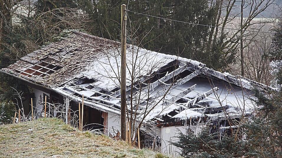 Das zerst&ouml;rte Wohnhaus am Tag danach. Darin lebte eine 91-j&auml;hrige, alleinstehende Seniorin. Sie hat den Brand wohl nicht &uuml;berlebt.