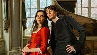 Havana Joy und Eren M. Güvercin spielen in der neuen ARD-Serie «Mozart/Mozart» die Wunderkinder Maria Anna und Wolfgang Amadeus Mozart. Havana Joy und Eren M. Güvercin spielen in der neuen ARD-Serie «Mozart/Mozart» die Wunderkinder Maria Anna und Wolfgang Amadeus Mozart.