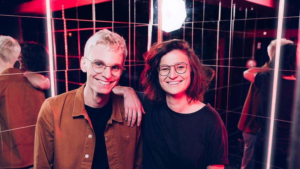 Julian Wenzel und Kathi Roeb besch&auml;ftigen sich in ihrem Puls-Podcast 'Willkommen im Club' mit der LGBTIQ*-Community.