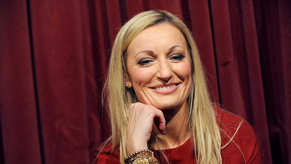 Am 23. November 2012 in München: Die Kabarettistin schicke vor jedem Auftritt stets ein kurzes Stoßgebet gen Himmel: 'Oma, mach, dass die Leute lachen', sagte sie dem Frauenmagazin Brigitte. Am 23. November 2012 in München: Die Kabarettistin schicke vor jedem Auftritt stets ein kurzes Stoßgebet gen Himmel: 'Oma, mach, dass die Leute lachen', sagte sie dem Frauenmagazin Brigitte.
