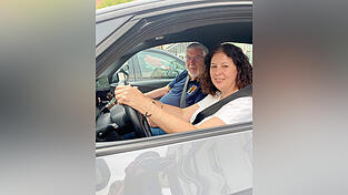 Vor der Fahrt: Fahrlehrer Oswald Schramm und Alexandra Beck. Er ist 54 Jahre lang Fahrlehrer und sieht jeden Fehler. Ich habe fast 37 Jahre lang den Führerschein und mache trotzdem viele Fehler.