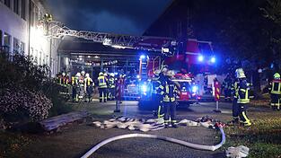 Während sich Atemschutzträger vorbereiten, läuft im Hintergrund die Dokumentation bei der Führungsunterstützung.
