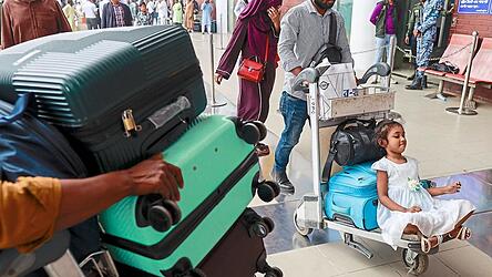 Weltweit kommen aktuell viele Flugreisende nicht weiter, wie hier in Bangladesch. Viele Fl&uuml;ge w&uuml;rden &uuml;ber das Drehkreuz im Nahen Osten gehen.