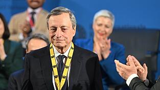 Der ehemalige Präsident der Europäischen Zentralbank (EZB) ist in Aachen mit dem Karlspreis ausgezeichnet worden. Der ehemalige Präsident der Europäischen Zentralbank (EZB) ist in Aachen mit dem Karlspreis ausgezeichnet worden.