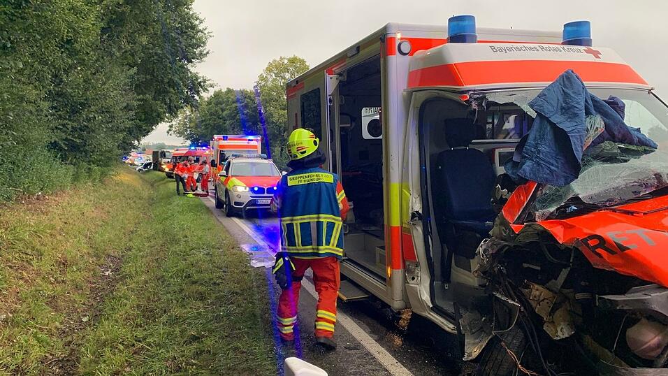 Bei dem Unfall waren drei Menschen teils schwer verletzt worden.