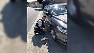 Der Praktikant der Polizeiinspektion wechselte den Reifen für das Ehepaar. Der Praktikant der Polizeiinspektion wechselte den Reifen für das Ehepaar.