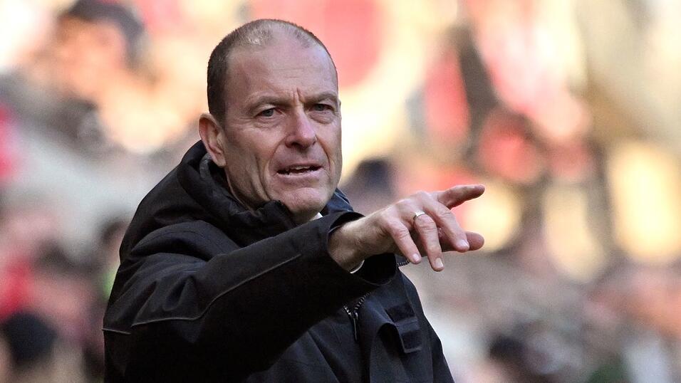 Augsburgs Trainer Jess Thorup gibt weiter das erste Ziel Klassenerhalt aus. Augsburgs Trainer Jess Thorup gibt weiter das erste Ziel Klassenerhalt aus.