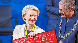 Die hohe Auszeichnung f&uuml;r ihre Verdienste f&uuml;r die europ&auml;ische Einigung erh&auml;lt Ursula von der Leyen von der Aachener Oberb&uuml;rgermeisterin Sibylle Keupen (r.).