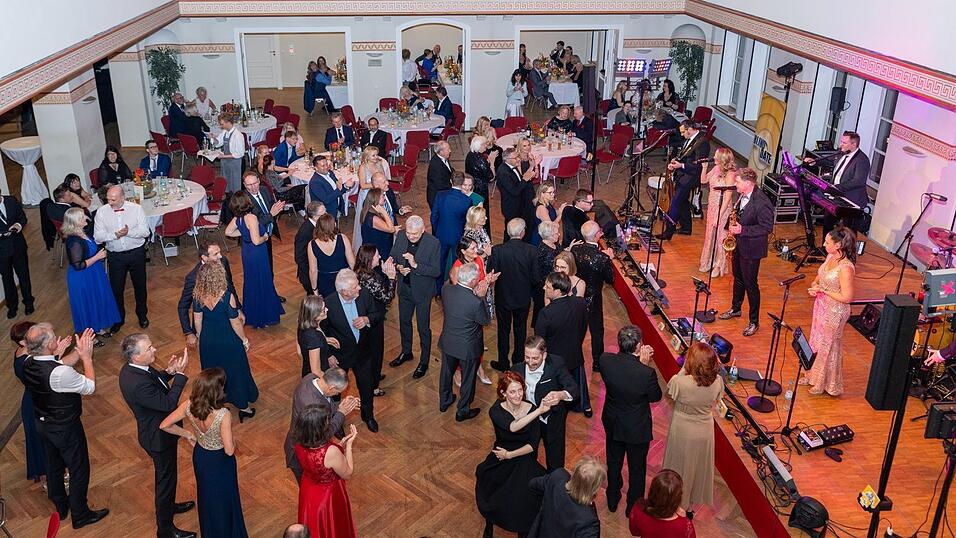 Die Gäste der Gala genossen Musik, Tanz und kulinarische Highlights bis in die frühen Morgenstunden. Die Gäste der Gala genossen Musik, Tanz und kulinarische Highlights bis in die frühen Morgenstunden.