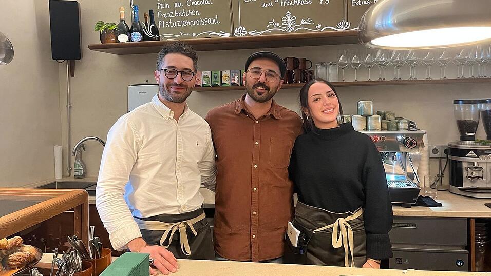 G&uuml;ner Taylan (Mitte) mit Mitarbeitern im &bdquo;Singerhaus&ldquo;