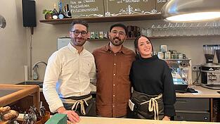 G&uuml;ner Taylan (Mitte) mit Mitarbeitern im &bdquo;Singerhaus&ldquo;