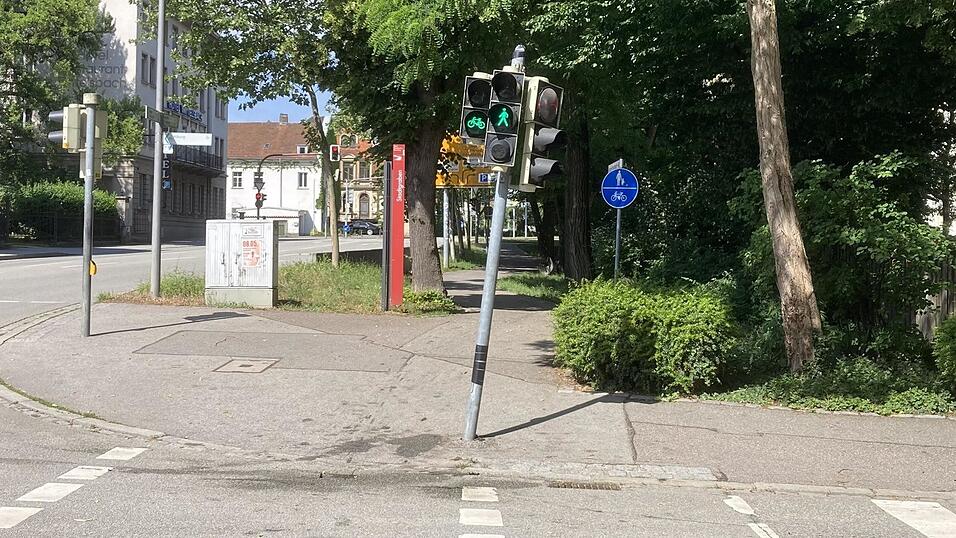 In Schieflage: Die Ampel wurde beschädigt, war aber am Sonntag in Betrieb. In Schieflage: Die Ampel wurde beschädigt, war aber am Sonntag in Betrieb.