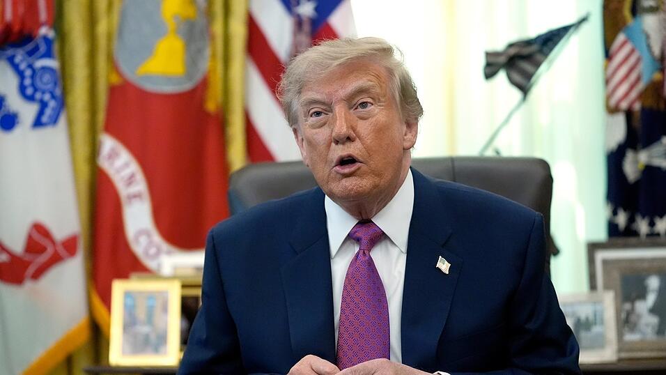 Der US-Präsident türmt den Schuldenberg der USA in schwindelerregende Höhe. Der US-Präsident türmt den Schuldenberg der USA in schwindelerregende Höhe.