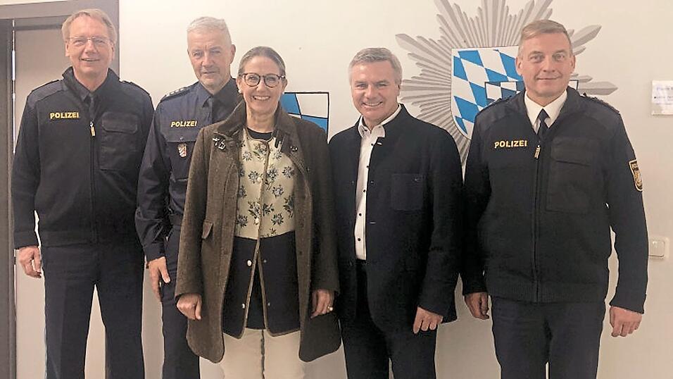 Polizeipräsident Manfred Jahn, Dienststellenleiter Thomas Strobl, Bürgermeisterin Sibylle Entwistle, Landrat Peter Dreier und stellv. Dienststellenleiter Andreas Gassner (v. li.) beim Weihnachtsbesuch der PI Vilsbiburg. Polizeipräsident Manfred Jahn, Dienststellenleiter Thomas Strobl, Bürgermeisterin Sibylle Entwistle, Landrat Peter Dreier und stellv. Dienststellenleiter Andreas Gassner (v. li.) beim Weihnachtsbesuch der PI Vilsbiburg.