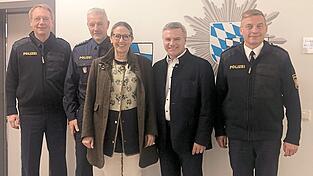 Polizeipräsident Manfred Jahn, Dienststellenleiter Thomas Strobl, Bürgermeisterin Sibylle Entwistle, Landrat Peter Dreier und stellv. Dienststellenleiter Andreas Gassner (v. li.) beim Weihnachtsbesuch der PI Vilsbiburg. Polizeipräsident Manfred Jahn, Dienststellenleiter Thomas Strobl, Bürgermeisterin Sibylle Entwistle, Landrat Peter Dreier und stellv. Dienststellenleiter Andreas Gassner (v. li.) beim Weihnachtsbesuch der PI Vilsbiburg.