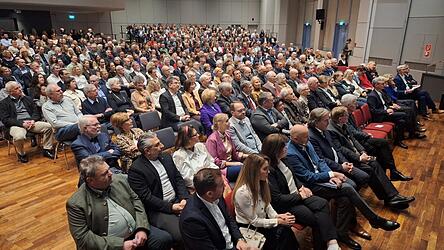 Das Interesse am diesj&auml;hrigen Neujahrsempfang war besonders gro&szlig; - das lag auch an dem fr&uuml;heren Skirennl&auml;ufer Christian Neureuther (erste Reihe, 4. v. l.).