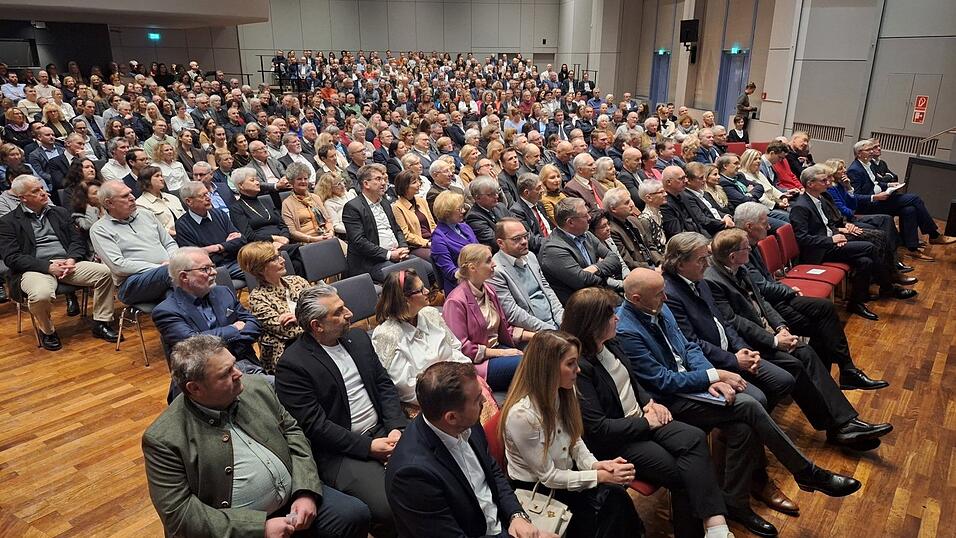 Das Interesse am diesj&auml;hrigen Neujahrsempfang war besonders gro&szlig; - das lag auch an dem fr&uuml;heren Skirennl&auml;ufer Christian Neureuther (erste Reihe, 4. v. l.).