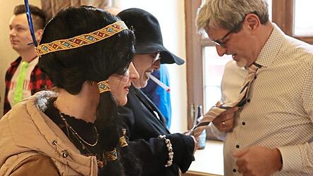 St&uuml;ck f&uuml;r St&uuml;ck schrumpft die B&uuml;rgermeister-Krawatte.